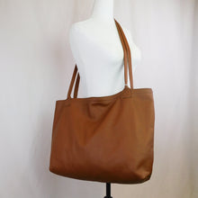 Charger l'image dans la galerie, New Haven Tote Bag